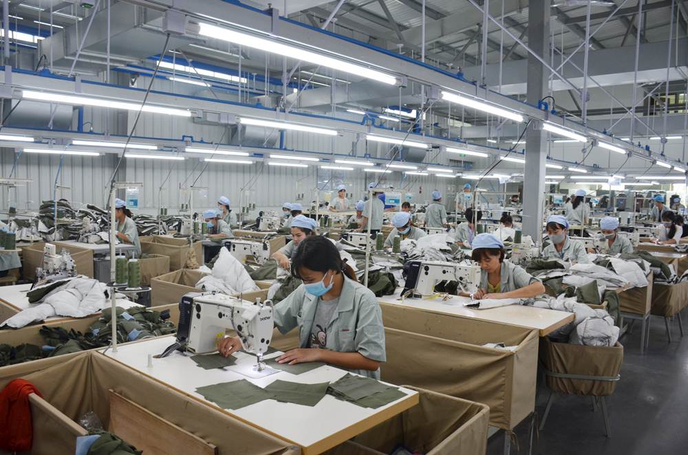 Nữ công nhân nhà máy may mặc hoa lợi đạt tại khu công nghiệp techong Hải Hà