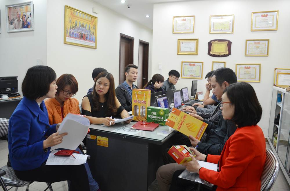 Ban Thư ký Cuộc thi Sáng tạo dịch vụ tỉnh Quảng Ninh trực tiếp vận động, tuyên truyền về Cuộc thi tại Công ty TNHH Đầu tư Hoàng Anh (TP Hạ Long).
