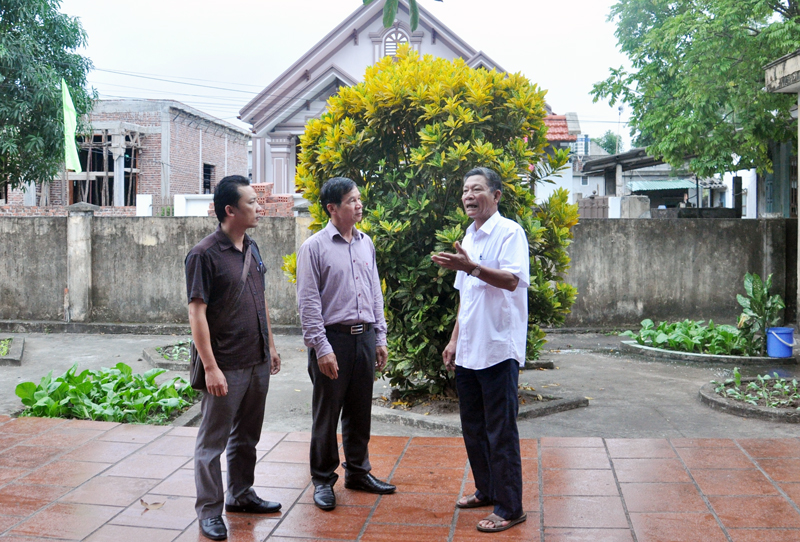 Cán bộ UB MTTQ TP Uông Bí và phường Quang Trung trao đổi tình hình nhân dân với cán bộ khu 11, phường Quang Trung (ngoài cùng bên phải)