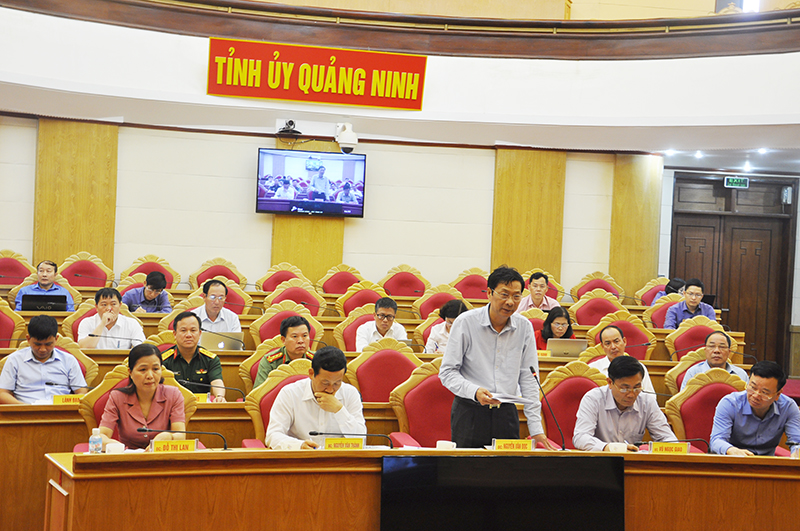 Bí thư Tỉnh ủy Nguyễn Văn Đọc phát biểu ý kiến tại hội nghị.