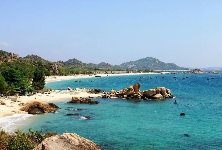   Cô Tô, Quảng Ninh: Còn gì tuyệt vời hơn khi du khách có thể dành kỳ nghỉ đắm mình trong vẻ đẹp của những làn nước xanh màu ngọc bích và tận hưởng bình minh nơi cửa biển rực rỡ như câu chuyện thần tiên.