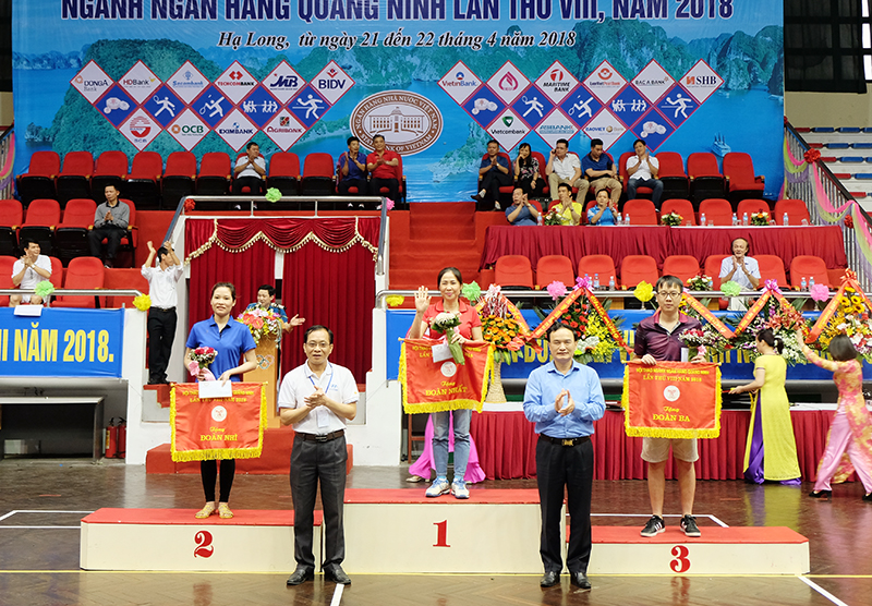 Ban tổ chức trao giải nhất toàn đoàn cho Agribank Quảng Ninh