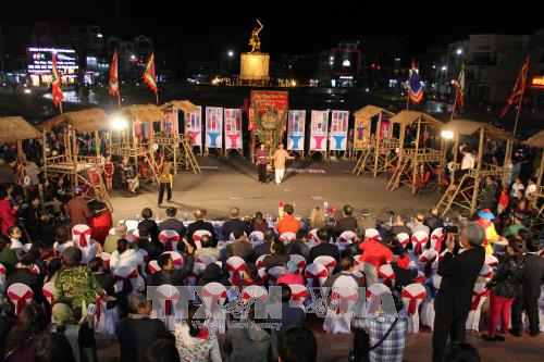 Đông đảo người dân đến xem các nghệ nhân trình diễn Nghệ thuật Bài Chòi tại thành phố Quy Nhơn (Bình Định). Ảnh: Ly Kha/TTXVN 