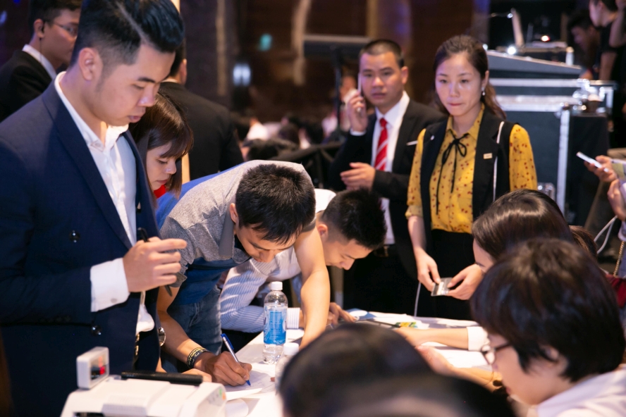 Tại lễ ra mắt chủ đầu tư đã bung ra 50 căn và 100% số này đã được khách hàng đặt cọc và đăng ký mua hết