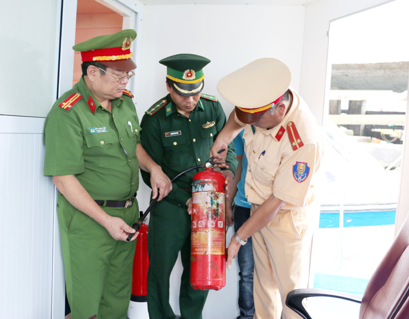 Công an huyện Cô Tô phối hợp với Đồn Biên phòng Cô Tô kiểm tra phương tiện phòng cháy chữa cháy trên các tàu vận tải khách du lịch.