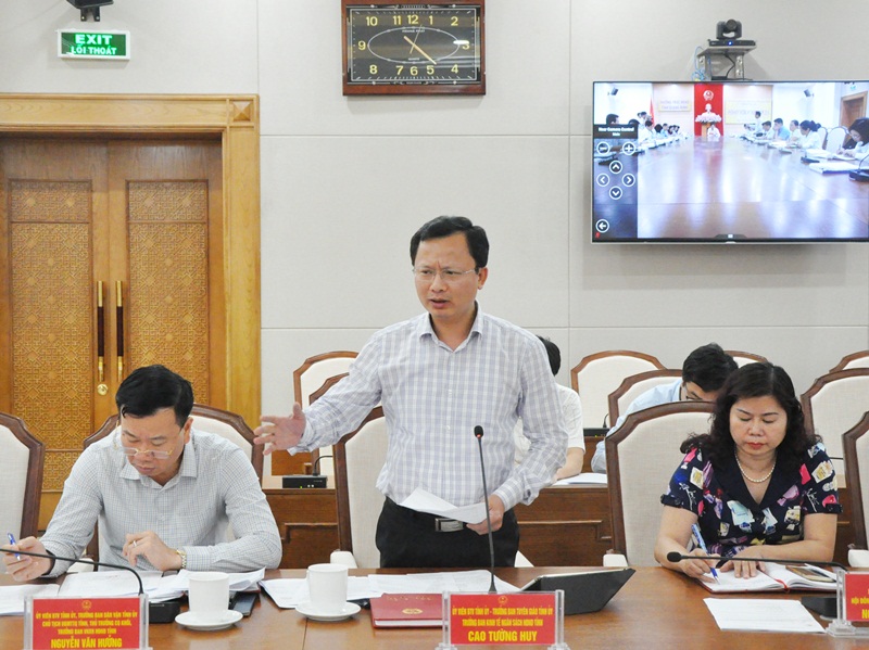 Đồng chí Cao Tường Huy, Ủy viên BTV Tỉnh uỷ, Trưởng Ban Tuyên giáo Tỉnh uỷ phát biểu tại phiên họp. 