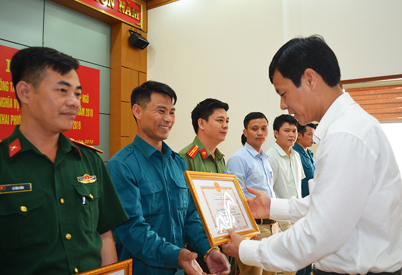 Đại diện lãnh đạp TP Uông Bí khen thưởng 10 cá nhân xuất sắc