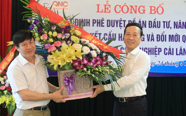 Đồng chí Nguyễn Văn Thành, Phó Chủ tịch UBND tỉnh tặng hoa chúc mừng đại diện Công ty CP Xi măng và Xây dựng Quảng Ninh.