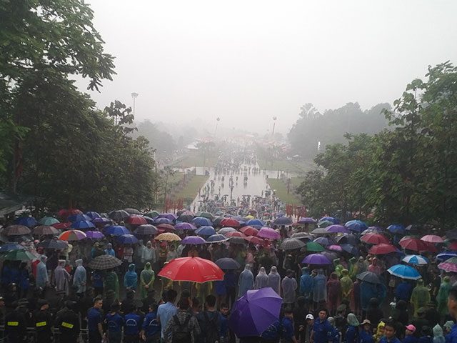 Mặc dù trời mưa to nhưng không ngăn được dòng người đổ về Đền Hùng dâng hương tưởng niệm các Vua Hùng.