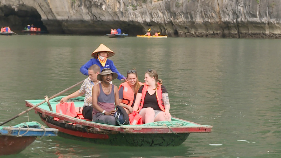 Du khách trải nghiệm dịch vụ chèo thuyền nan trên Vịnh Hạ Long