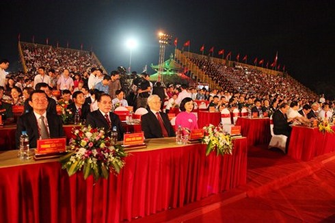 Tổng Bí thư Nguyễn Phú Trọng cùng các đồng chí lãnh đạo, nguyên lãnh đạo Đảng, Nhà nước dự Lễ kỷ niệm. Ảnh: Báo Ninh Bình