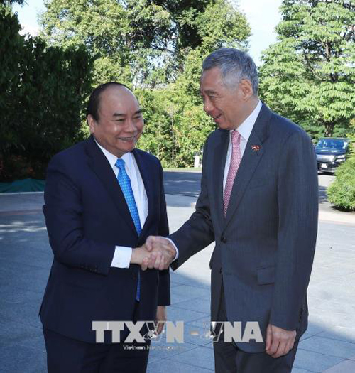 Thủ tướng Singapore Lý Hiển Long đón Thủ tướng Nguyễn Xuân Phúc và Phu nhân. Ảnh: Thống Nhất/TTXVN