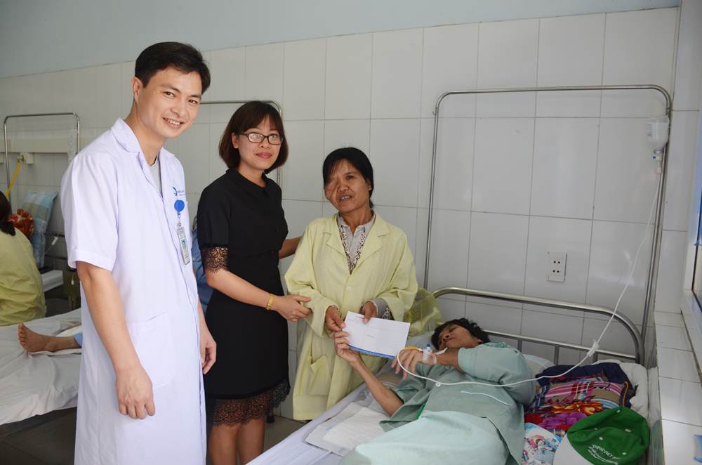 Quỹ từ thiện Báo Quảng Ninh trao số tiền 5 triệu đồng cho chị