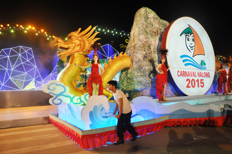 Diễu hành xe hoa trong lễ hội Carnaval Hạ Long 2015
