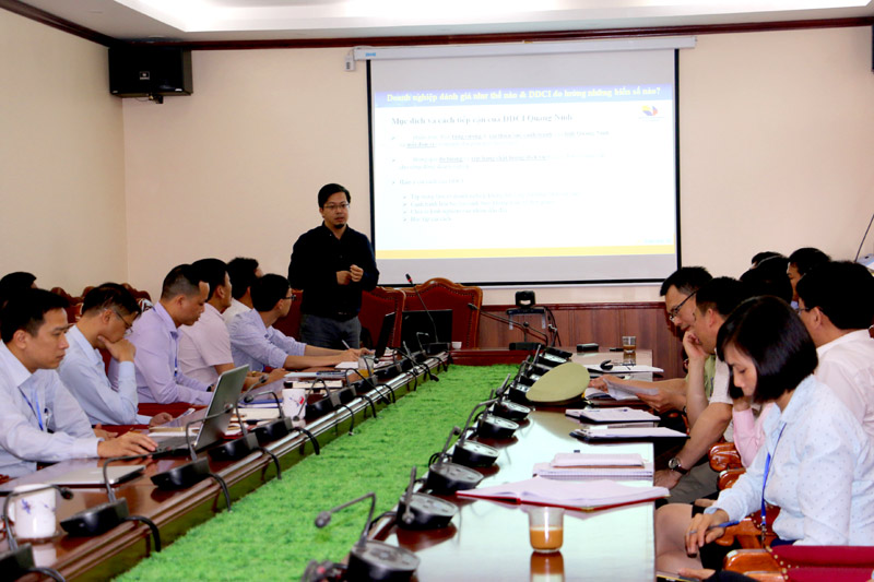 Tiến sĩ Nguyễn Đức Nhật, Trưởng nhóm nghiên cứu DDCI tại Quảng Ninh trình bày và triển khai về DDCI huyện Cô Tô