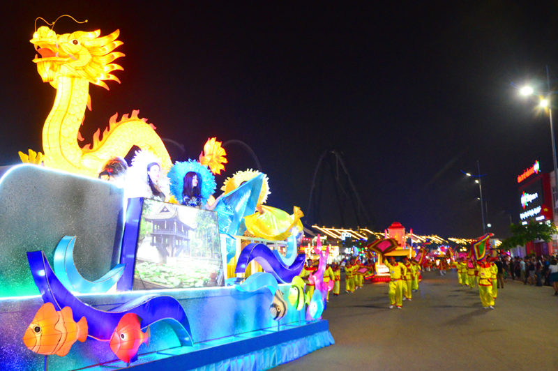 Diễn diễu 12 xe hoa Carnaval Hạ Long 2018