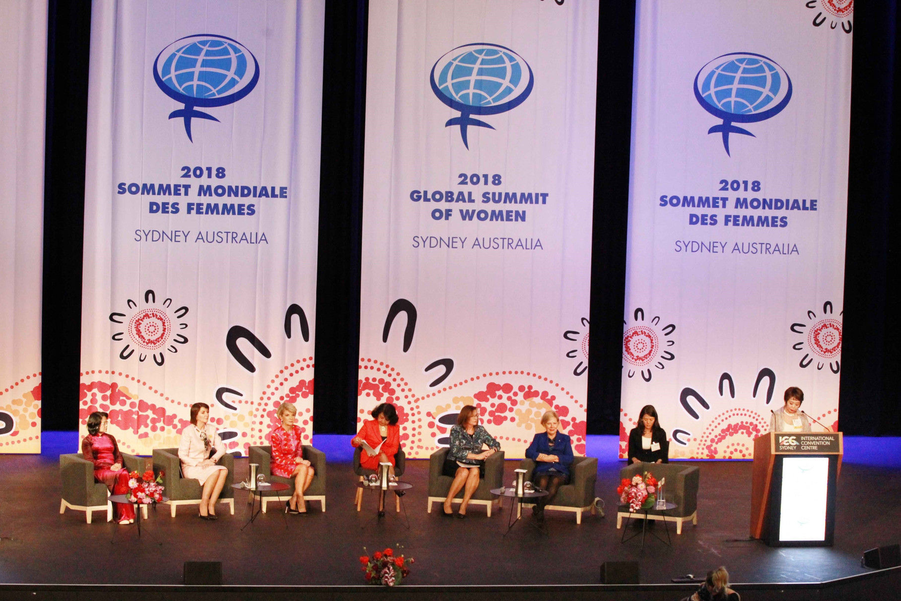 Phó Chủ tịch nước Đặng Thị Ngọc Thịnh cùng các nữ lãnh đạo quan trọng khác trong hội nghị