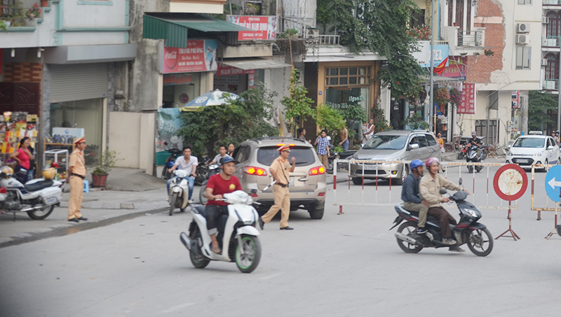 Cảnh sát giao thông không cho các phương tiện di chuyển vào khu vực diễn ra lễ diễu hành tối 26/4.