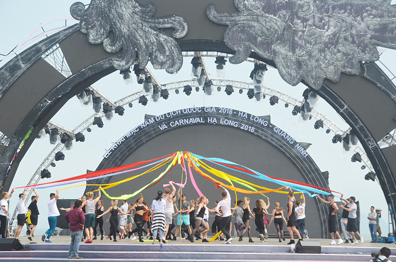 Các nghệ sĩ đến từ xứ sở Bạch Dương tập luyện trên sân khấu chính.
