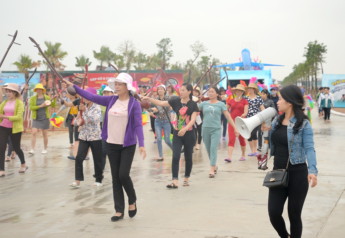 60 diễn viên quần chúng người Tày huyện Bình Liêu tập luyện cùng cây đàn tính.