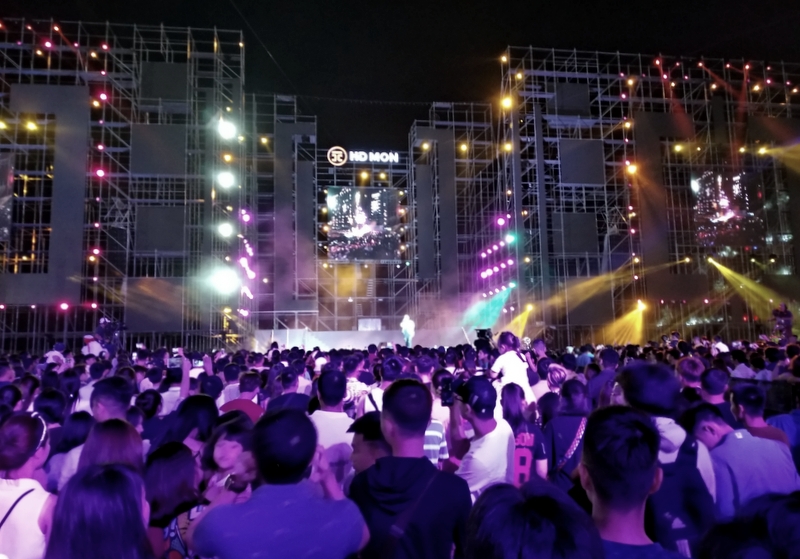 Hàng ngàn người tập trung tại Quảng trường 30-10 thưởng thức đêm nhạc trong Ngày hội.