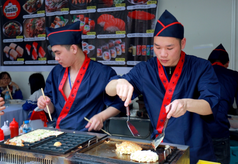 Các đầu bếp đến từ Nhật Bản đem đến Ngày hội nhiều món ăn truyền thống đặc sắc.
