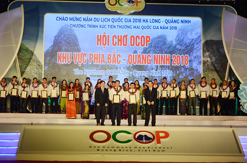 Lãnh đạo Trung ương trao giấy chứng nhận cho các sản phẩm OCOP đạt 5 sao