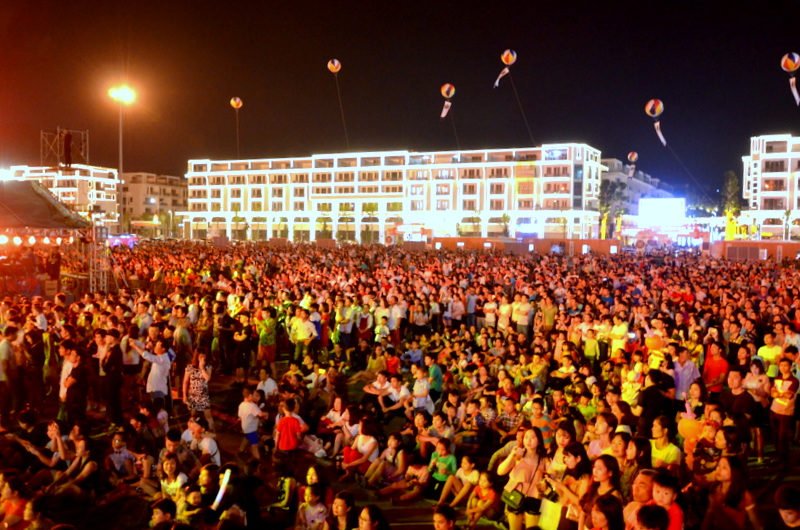 Hàng nghìn người đã nấp đầy những khoảng trống của cả một quảng trường 30-10 rộng lớn để cùng nhau 