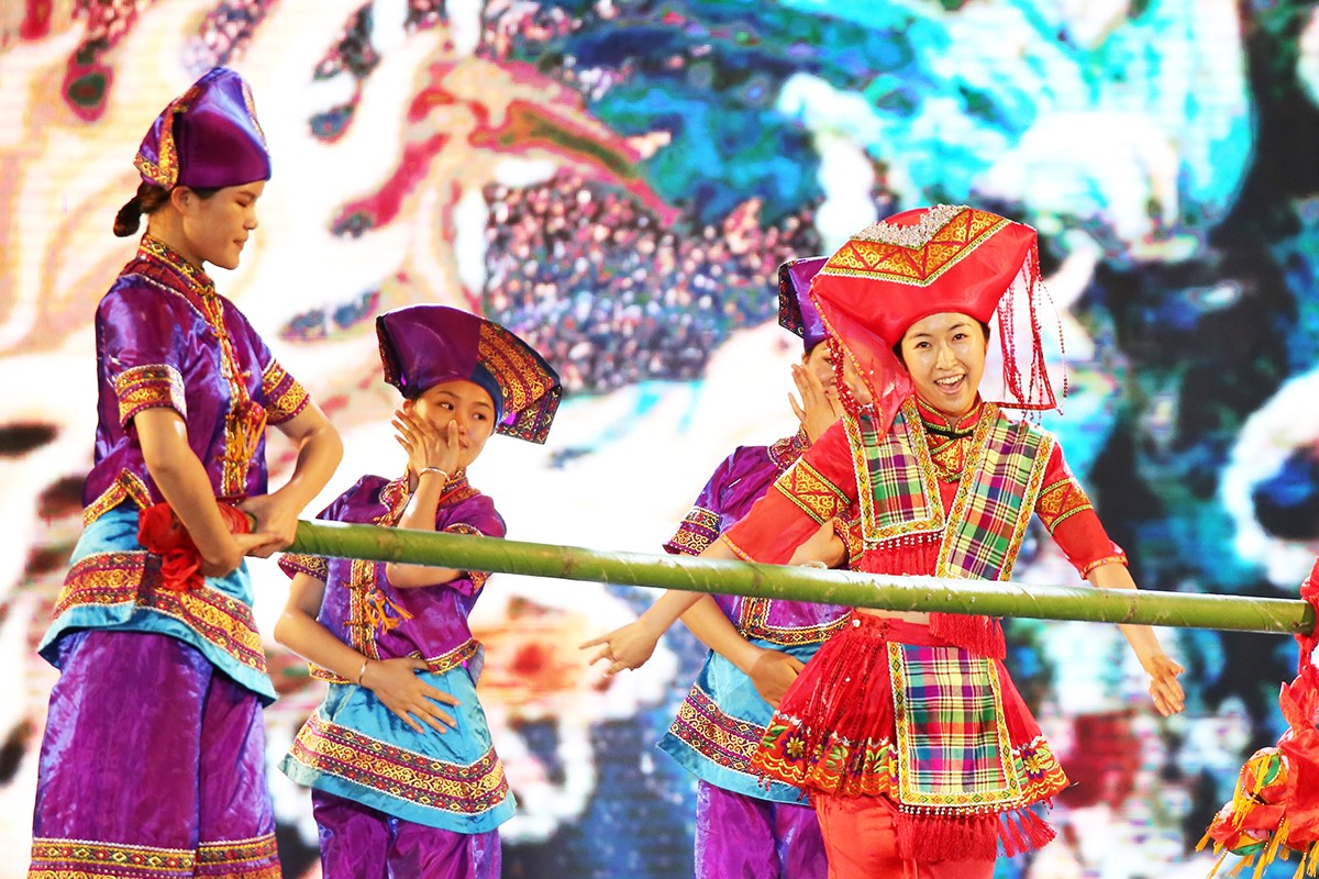 Tiết mục múa hát của đoàn biểu diễn dân tộc Choang, Quảng Tây, Trung Quốc