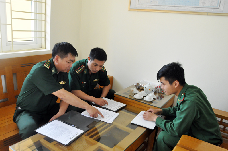 Lãnh đạo chỉ huy Đồn Biên phòng Cô Tô triển khai nhiệm vụ của đội vận động quần chúng của đơn vị. 