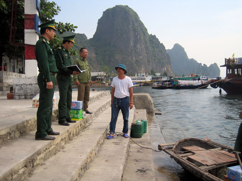 Cán bộ Đồn Biên phòng cửa khẩu cảng Cẩm Phả tổ chức tuyên truyền pháp luật cho người dân làm ăn, sinh sống trên vùng biển TP Cẩm Phả. Ảnh: Quang Minh