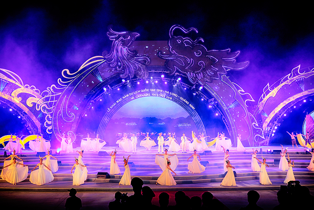 Sân khấu chính được thiết kế hoành tráng, với rất nhiều màn hình LED, mô tả dáng của rồng và phượng