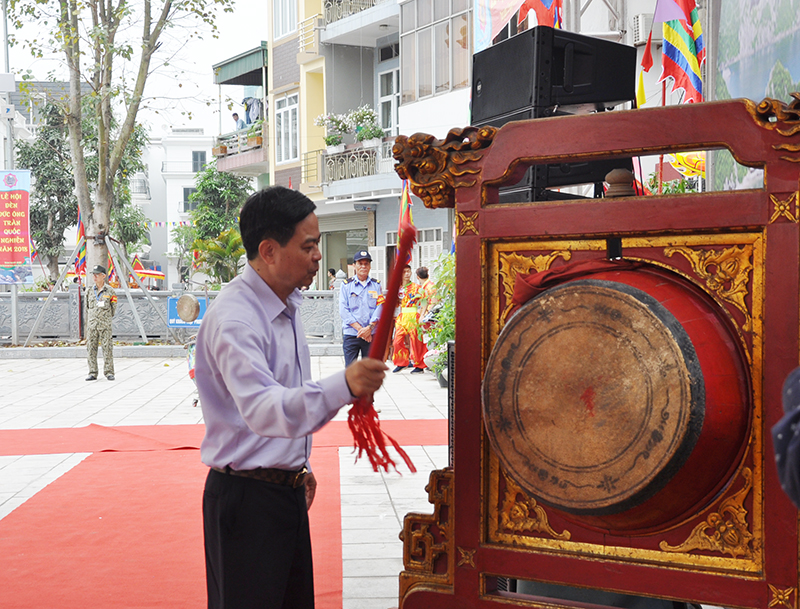 Lãnh đạo TP Hạ Long gióng trống khai hội đền Trần Quốc Nghiễn năm 2018.