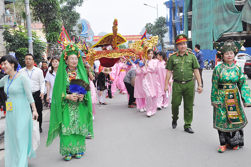 Các lực lượng chức năng của TP Hạ Long tham gia đảm bảo ANTT cho lễ hội.