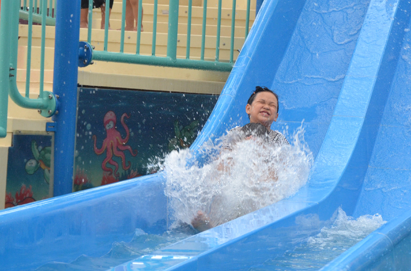 Trẻ em thích thú vui đùa cùng nước tại khu công viên nước tại Khu du lịch Quảng Ninh Gate