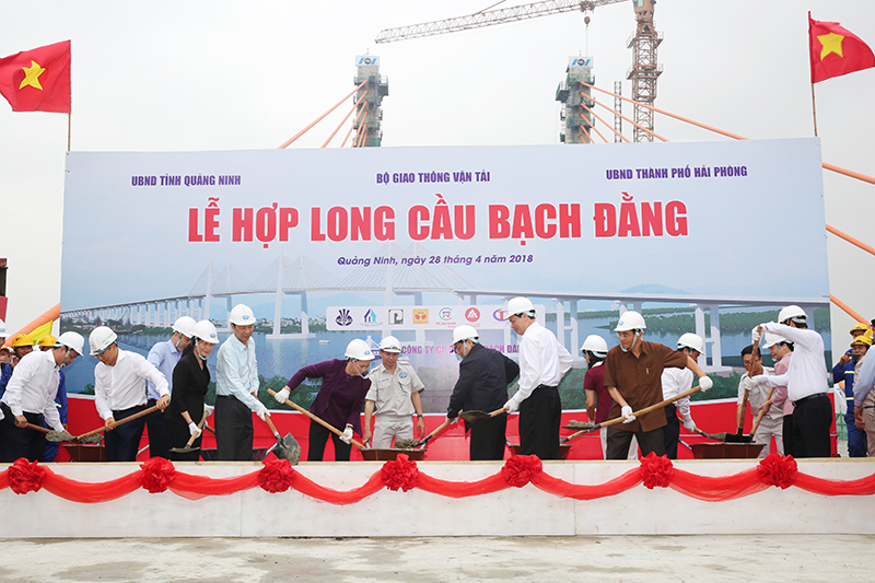 Delegates attended the ceremony to connect the final sections of Bach Dang bridge on April 28, 2018. Photo by Do Phuong/baoquangninh.com.vn