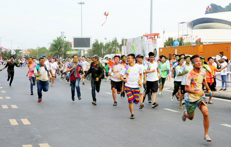 Hàng ngàn người, trong đó phần đông là các bạn thanh, thiếu niên tham gia vào đường chạy sắc màu MonRun.
