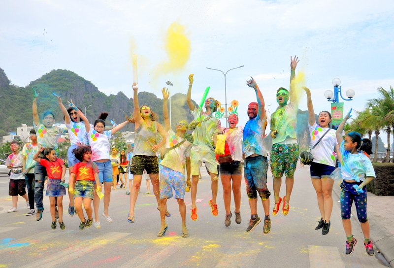 Những du khách nước ngoài vui nhộn và những người bạn Việt Nam mến khách thích thú trải nghiệm đường chạy rực rỡ sắc màu.