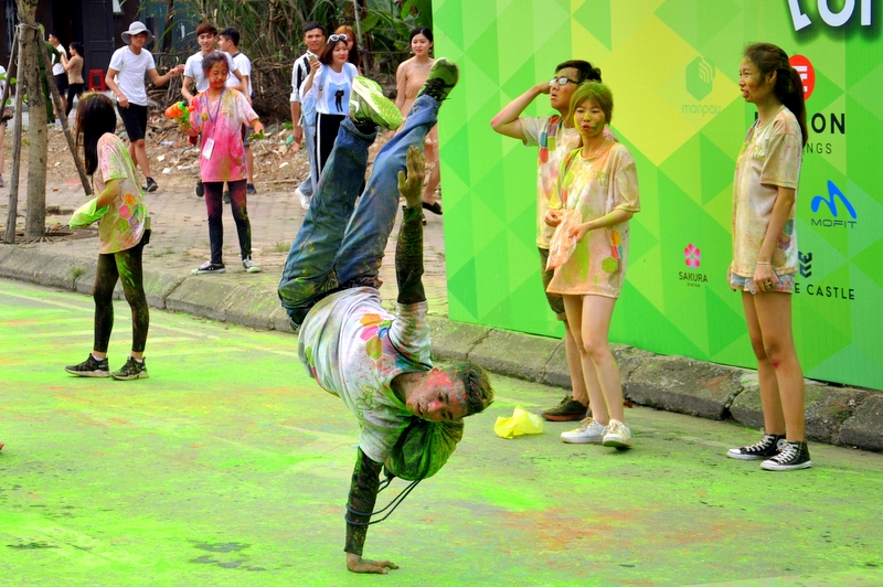 Nhiều bạn trẻ còn ngẫu hứng thể hiện những vũ điệu đường phố trên đường chạy đầy màu sắc.