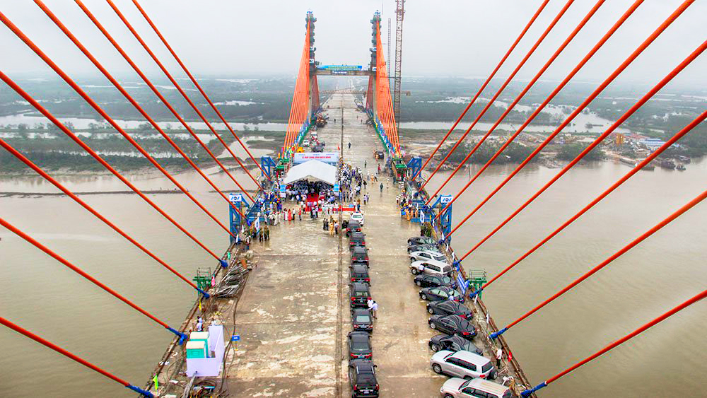 Cây cầu nối Hạ Long - Hải Phòng đã chính thức được hợp long.
