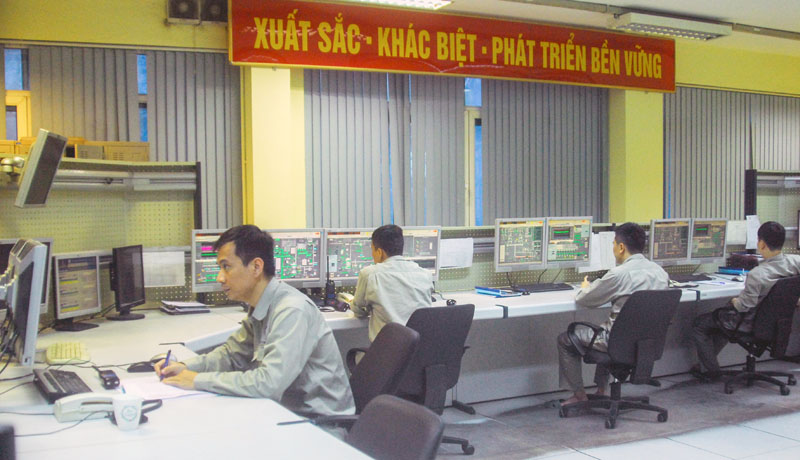 Cán bộ kỹ thuật của Nhà máy Xi măng Cẩm Phả trực vận hành tại Trung tâm điều khiển.
