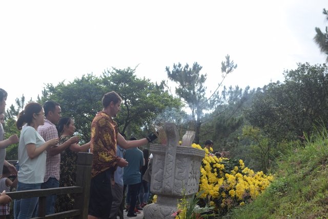 Một du khách nước ngoài cũng thắp hương viếng mộ Đại tướng ngày 30/4