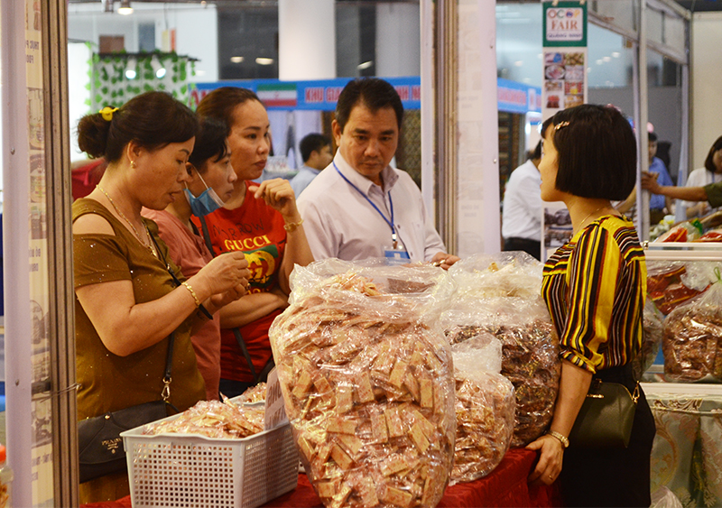 Gian hàng giới thiệu sản phẩm của TP Hạ Long thu hút người dân mua sắm
