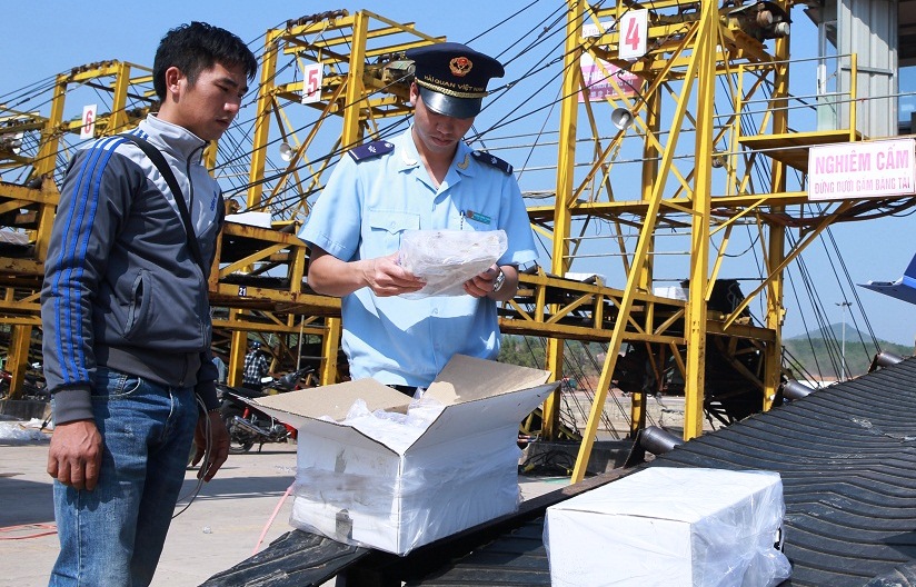 Cán bộ hải quan kiểm tra hàng hóa XNK tại cảng ICD Thành Đạt (TP Móng Cái).