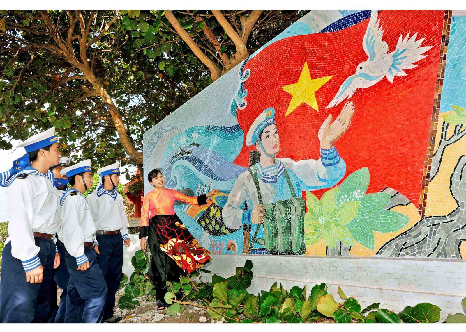 Hình ảnh họa sĩ Thu Thủy với tranh gốm cổ động ở Trường Sa trong phim