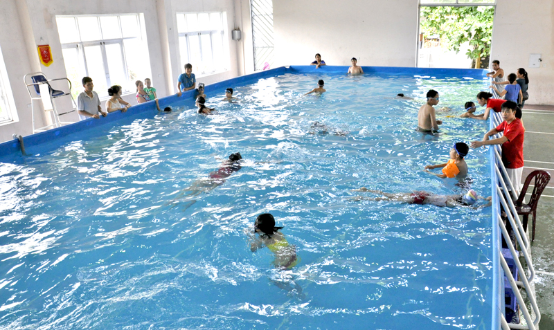 Số lượng bể bơi thông minh trên địa bàn tỉnh chủ yếu đầu tư theo hình thức xã hội hoá (trong ảnh: Bể bơi thông minh theo hình thức xã hội hoá được đặt tại Trường THPT Bãi Cháy, TP Hạ Long). Ảnh:Thu Nguyệt.