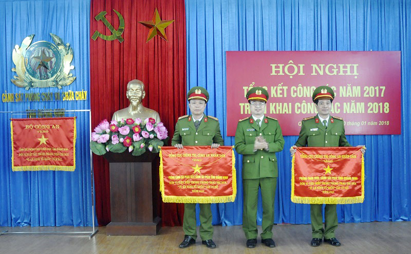 Ảnh 0009: Phòng Tham mưu (bên phải) đón nhận cờ thi đua “Vì An ninh Tổ Quốc” cấp cơ sở do Tổng cục Chính trị CAND tặng năm 2017.