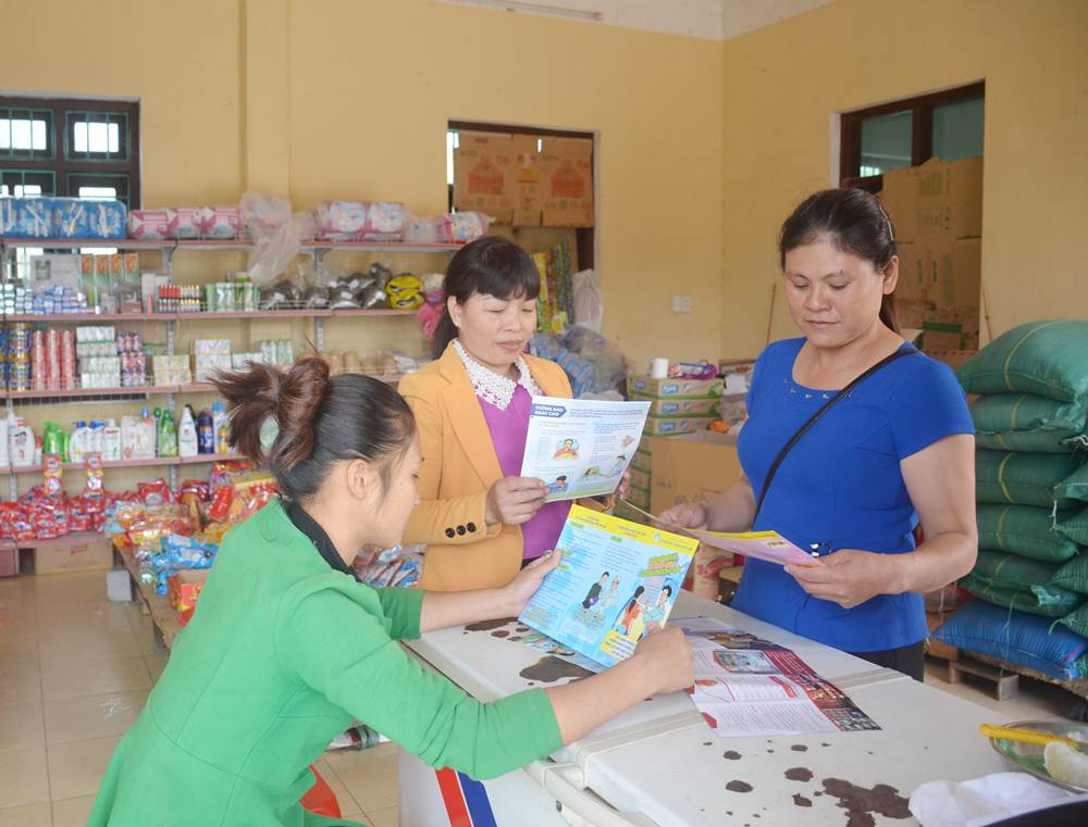Cán bộ y tế thôn bản tuyên truyền về kế hoạch hóa gia đình tại xã Đồng Tâm, huyện Bình Liêu.