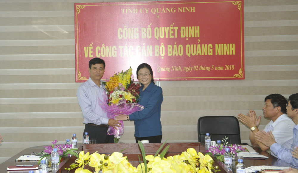 Đồng chí Đỗ Thị Hoàng, Phó Bí thư Thường trực Tỉnh ủy tặng hoa chúc mừng đồng chí Nguyễn Tiễn Mạnh