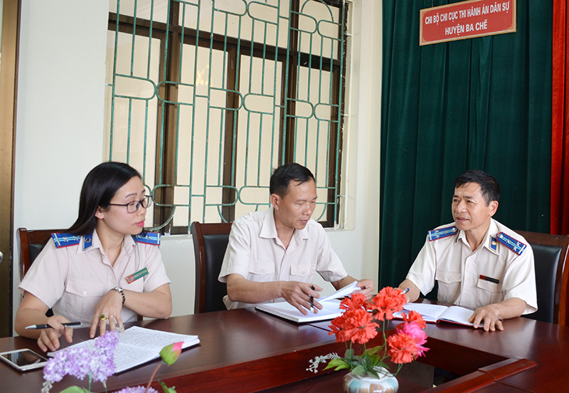 Lãnh đạo Chi cục THADS huyện Ba Chẽ bàn giải pháp nâng cao hiệu quả THADS.